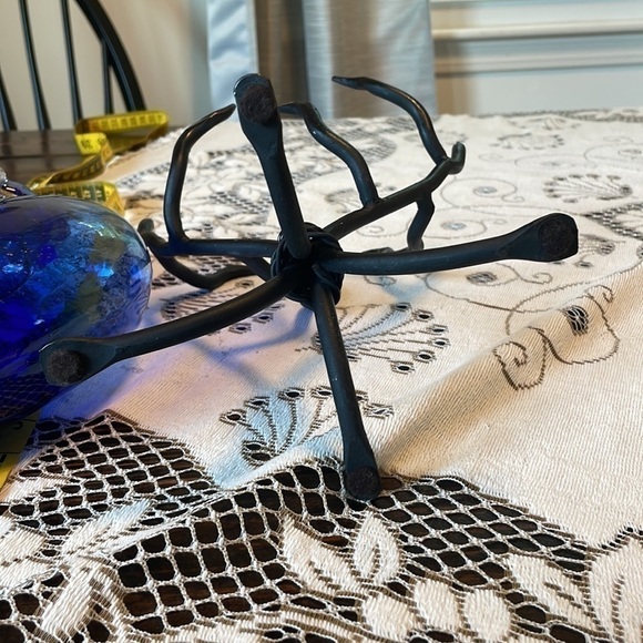 💓Host Pick💓 Cobalt Blue Handblown Heart Shaped Vase Metal Hugging Vines - Picture 11 of 15